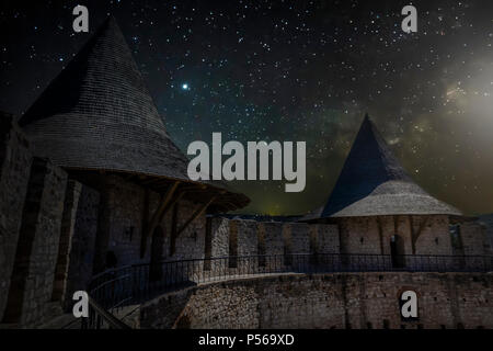 Détails architecturaux de fort médiéval de nuit, avec des étoiles sur fond, Chişinău, République de Moldova. Banque D'Images