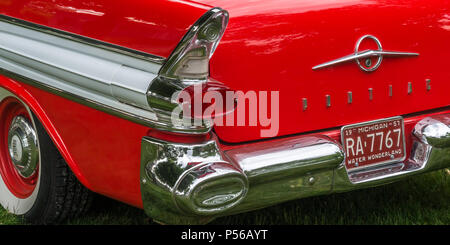 DEARBORN, MI/USA - 16 juin 2018 : 1957 Pontiac Chieftain palmes à la queue le Henry Ford (THF) Motor Show, rassemblement à Greenfield Village. Banque D'Images