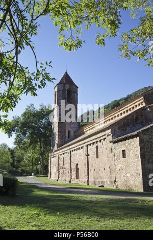 Sant Joan de les Fonts monastère roman. Montagne des Pyrénées. Province de Gérone. L'Espagne. Banque D'Images