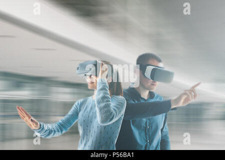 Une jeune femme et un jeune homme à lunettes de réalité virtuelle.Le concept des technologies modernes et des technologies de l'avenir. Lunettes VR. Banque D'Images