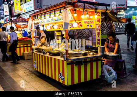 Suwon, Corée du Sud - 14 juin 2017 : Adult woman enjoying fast food à la rue principale à Suwon. Banque D'Images
