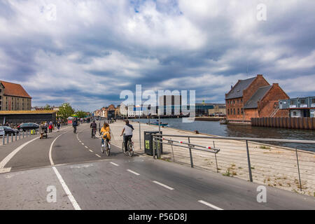 Des personnes non identifiées sur Inderhavnsbroen bridge à Copenhague, Danemark. Banque D'Images