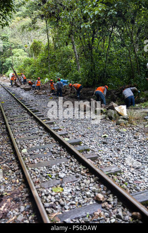 AGUAS CALIENTES, PÉROU - le 5 janvier 2018 : personnes non identifiées par railroad de PeruRail à Aguas Calientes, le Pérou. PeruRail a été fondée en 1999. Banque D'Images