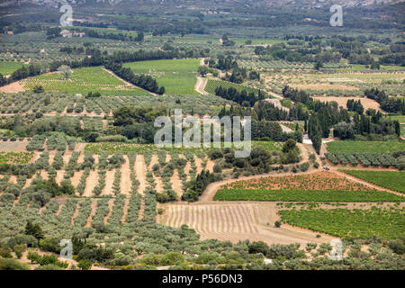 Vue panoramique sur la vallée du Luberon de la célèbre les Baux de Provence village médiéval dans le sud de la France Banque D'Images