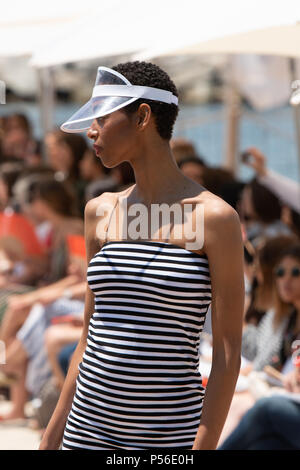 080 BARCELONA desfile de moda el puerto en habit de baño Banque D'Images