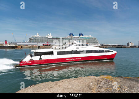 Town Quay, Southampton, England, UK, 2018, l'île de Wight ferry rapide de quitter le terminal de Southampton Docks, Banque D'Images