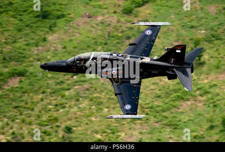 RAF Hawk T2 Formateur Jet volant à faible niveau dans le domaine de la boucle de mach de galles (LFA7, zone 7) à basse altitude près de Snowdonia, Banque D'Images