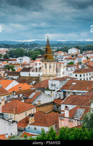 Vue aérienne de Tomar, Portugal, à l'église de premier tour du 15ème siècle, l'église de Saint Jean le Baptiste, Banque D'Images