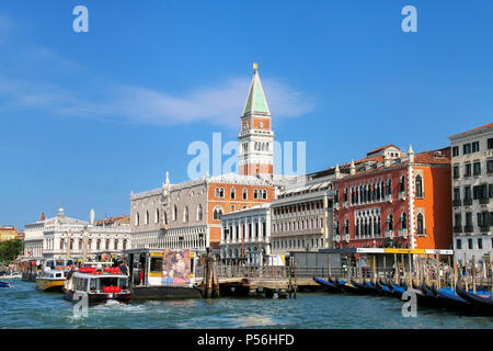 Vue du Grand Canal avec le vaporetto (bateau-bus) en face de la Piazza San Marco à Venise, Italie. Venise est situé dans un groupe de 117 petits isla Banque D'Images