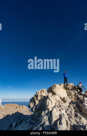 Les randonneurs au sommet du mont Teide à 3718m au-dessus du niveau de la mer en profitant de la vue. Banque D'Images