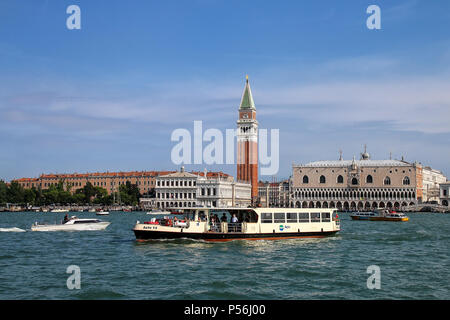 Le Vaporetto (bateau-bus) passe en face de la Piazza San Marco à Venise, Italie. Venise est situé dans un groupe de 117 petites îles qui sont séparées b Banque D'Images