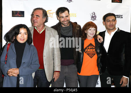 'Fureur de la première et de la Toison d' Première mondiale a eu lieu à l'Laemmles Music Hall 3 à Beverly Hills, en Californie dispose d' : Sun-jung Jung, Oliver Stone, Sean Stone, Frances Fisher, Alex Wraith Où : Los Angeles, California, United States Quand : 24 mai 2018 Credit : Sheri/WENN.com Determan Banque D'Images