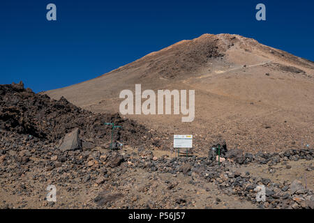 Le Mont Teide, Tenerife, Canaries. Les randonneurs en passant par le sentier des signes sur leur chemin vers le bas à partir du sommet du Teide. Banque D'Images