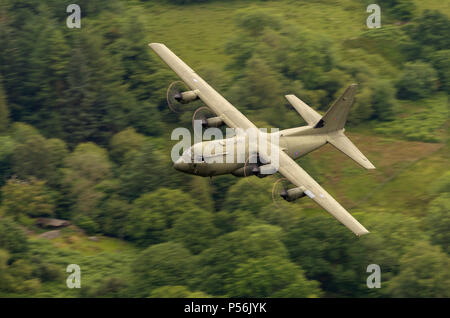 RAF Hercules C130 volant à faible niveau dans le domaine de la boucle de mach de galles (LFA7, zone 7) à basse altitude près de Snowdonia, Banque D'Images