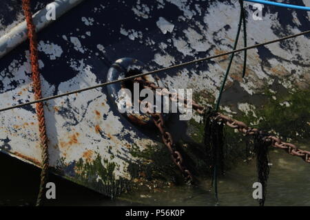 Paysages côtiers - Decay - un bateau chaviré épave gît sur le côté gauche à l'emplacement de sa dernière amarre. Essex, UK Banque D'Images