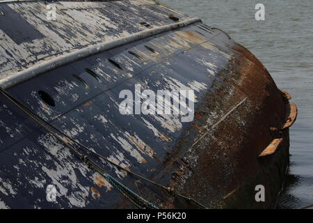 Paysages côtiers - Decay - un bateau chaviré épave gît sur le côté gauche à l'emplacement de sa dernière amarre. Essex, UK Banque D'Images