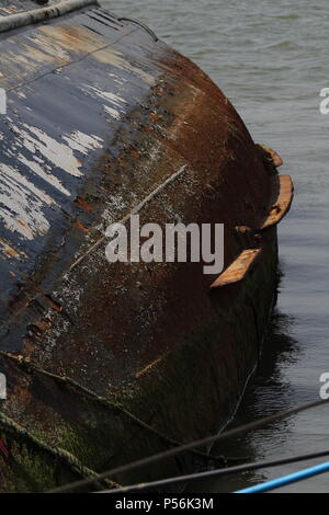 Paysages côtiers - Decay - un bateau chaviré épave gît sur le côté gauche à l'emplacement de sa dernière amarre. Essex, UK Banque D'Images