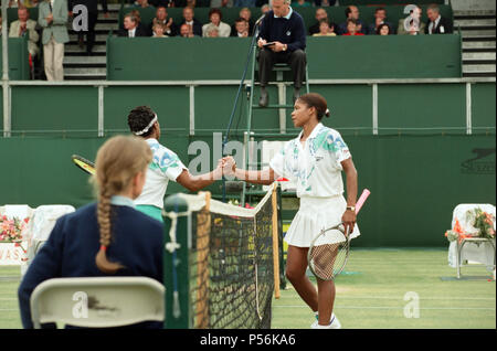 La finale du Championnat de Tennis Classic DFS à l'Edgbaston Priory Club. Lori McNeil battu Zina Garrison-Jackson 6 ?2, 6 ?2. Sur la photo, Lori McNei avec le trophée. 12 juin 1994. Banque D'Images