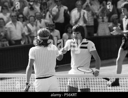 Tennis de Wimbledon 1977, Mens, finale, Wimbledon Centre Court, samedi 2 juillet 1977. Vainqueur en titre, Bjorn Borg remporte le match en 5 sets, 3-6, 6-2, 6-1, 5-7, 6-4, contre Jimmy Connors. Photographié à la fin du match. Banque D'Images