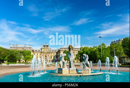 Fontaine en face de la préfecture de Lille, France Banque D'Images