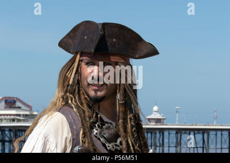 Les Pirates des Caraïbes ressemblent à Wayne Trueman (MR), avec barbe et cheveux longs comme Jack Sparrow un événement pour les enfants de l'artiste Tutbury Castle, Derby pirates des films des caraïbes, barbe et cheveux longs réacteur avec des dents d'or à Blackpool, au Royaume-Uni Banque D'Images