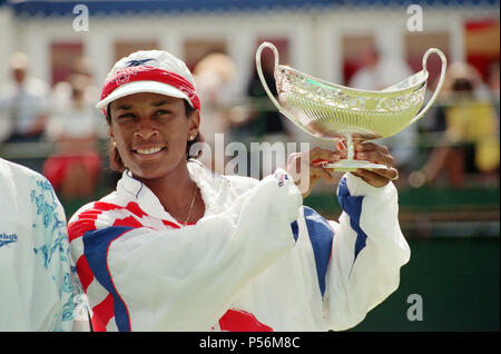 La finale du Championnat de Tennis Classic DFS à l'Edgbaston Priory. Zina Garrison-Jackson Lori McNeil battu 6-3, 6-3. Sur la photo, Zina Garrison-Jackson avec le trophée. 18 juin 1995. Banque D'Images