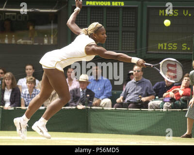 Championnat de Tennis de Wimbledon Wimbledon finale femmes Juillet 2002 VÉNUS V SERENA WILLIAMS SERENA WILLIAMS action Banque D'Images