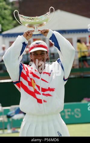 La finale du Championnat de Tennis Classic DFS à l'Edgbaston Priory. Zina Garrison-Jackson Lori McNeil battu 6-3, 6-3. Sur la photo, Zina Garrison-Jackson avec le trophée. 18 juin 1995. Banque D'Images