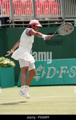 La finale du Championnat de Tennis Classic DFS à l'Edgbaston Priory entre Lori McNeil et Zina Garrison-Jackson. Zina Garrison-Jackson Lori McNeil battu 6-3, 6-3. 18 juin 1995. Banque D'Images