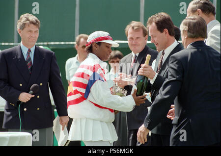 La finale du Championnat de Tennis Classic DFS à l'Edgbaston Priory. Zina Garrison-Jackson Lori McNeil battu 6-3, 6-3. Sur la photo, Zina Garrison-Jackson avec le trophée. 18 juin 1995. Banque D'Images