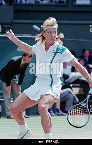 Martina Navratilova pendant sa finale dames contre Steffi Graf en 1988. Steffi Graf actuel bat 6 fois champion Martina Navratilova, pour gagner la finale dames de Wimbledon le 2 juillet 1988. Après Graf a pris un 5-3 plomb dans le premier set, Navratilova a remporté six jeux de suite qui lui permet de gagner le premier jeu et prendre un plomb de 2-0 dans le deuxième set. Graf est ensuite revenu remportant 12 des 13 jeux et le match. La première Steffi Graf de Wimbledon 7 titre gagne. 1988, 1989, 1991, 1992, 1993, 1995, 1996 Photo prise le 2 juillet 1988 Banque D'Images