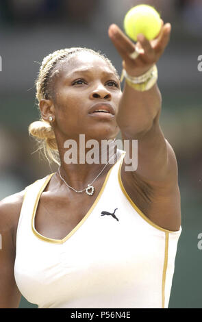 Championnat de Tennis de Wimbledon Wimbledon finale femmes Juillet 2002 VÉNUS V SERENA WILLIAMS SERENA WILLIAMS portrait d'action Banque D'Images