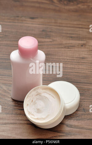 Une baignoire de la lotion pour les afficher avec une petite bouteille de lotion rose Banque D'Images