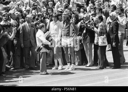 Tennis de Wimbledon 1977, Mens, finale, Wimbledon Centre Court, samedi 2 juillet 1977. Vainqueur en titre, Bjorn Borg remporte le match en 5 sets, 3-6, 6-2, 6-1, 5-7, 6-4, contre Jimmy Connors. Photographié à la fin du match. Banque D'Images