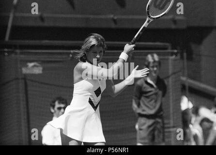 Chris Evert en quatrième série action au tennis de Wimbledon, le jeudi 24 juin 1976. Banque D'Images