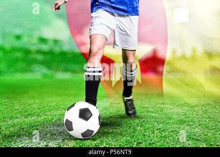 Femme de joueur de foot en progressant avec une balle Banque D'Images