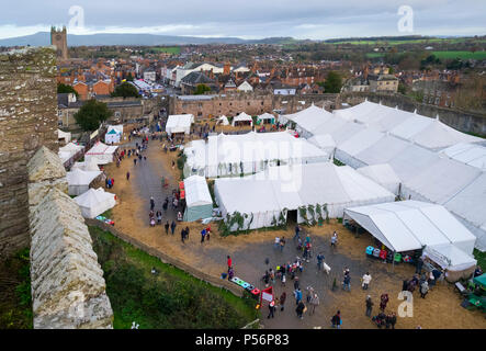 Regardant vers le bas sur la cité médiévale de Noël Fayre la Grande Tour au Château de Ludlow, Shropshire, England, UK Banque D'Images