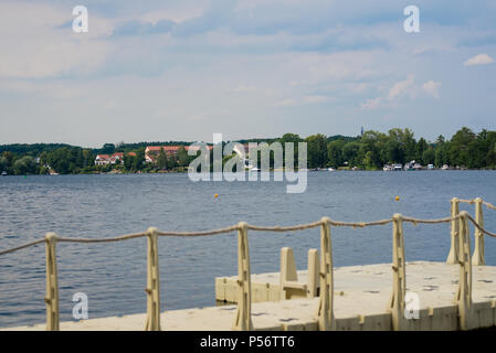 Glindow lac avec un quai dans l'avant-plan lors d'une journée ensoleillée Banque D'Images