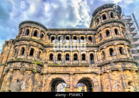 La Porta Nigra, une grande porte de la ville romaine de Trèves, Allemagne Banque D'Images