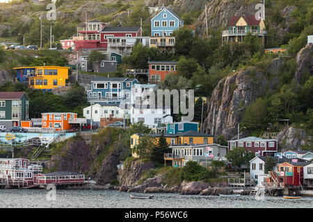 Maisons dans la région de batterie Rd St Johns à partir de l'autre côté du port. Banque D'Images