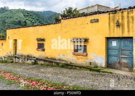 San Juan del Obispo, Guatemala - 25 juin 2017 : Peint en jaune chambre & Tapis de procession du saint patron du village de jour près de Antigua coloniale. Banque D'Images