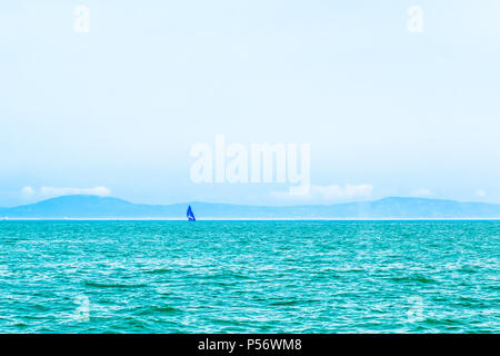 Seul Bateau à voile en mer ouverte. Beau paysage romantique, paysage marin. Sports et loisirs de luxe l'arrière-plan. Image horizontale à l'exemplaire de l'espace. Banque D'Images