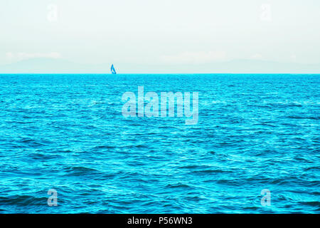 Seul Bateau à voile en mer ouverte. Beau paysage romantique, paysage marin. Sports et loisirs de luxe l'arrière-plan. Image horizontale à l'exemplaire de l'espace. Banque D'Images