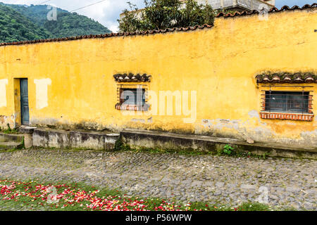 San Juan del Obispo, Guatemala - 25 juin 2017 : Peint en jaune chambre & Tapis de procession du saint patron du village de jour près de Antigua coloniale. Banque D'Images
