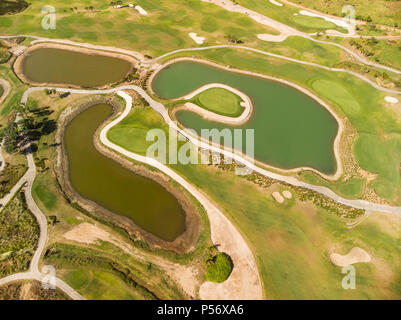 Par 3'île verte entourée d'eau Banque D'Images