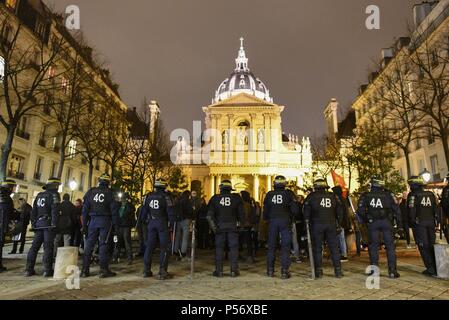 23 mars 2018 - Paris, France : la police anti-émeute française bloquer l'accès à l'Université de la Sorbonne, après des dizaines d'étudiants se sont rassemblés là pour protester contre l'évacuation violente d'étudiants occupant un amphithéâtre à l'Université de Montpellier dans le sud de la France. Des centaines de policiers anti-émeute ont été déployés dans le quartier, alors que les autorités s'inquiéter de mesures que l'écho des manifestations étudiantes de mai 68. Des CRS interviennent place de la Sorbonne pour une manifestation etudiante disperseurs. Les mois de mars et d'avril 2018 ont ete marques par une recrudescence de manifestations etudiantes et de Banque D'Images