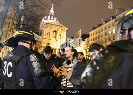 23 mars 2018 - Paris, France : la police anti-émeute française bloquer l'accès à l'Université de la Sorbonne, après des dizaines d'étudiants se sont rassemblés là pour protester contre l'évacuation violente d'étudiants occupant un amphithéâtre à l'Université de Montpellier dans le sud de la France. Des centaines de policiers anti-émeute ont été déployés dans le quartier, alors que les autorités s'inquiéter de mesures que l'écho des manifestations étudiantes de mai 68. Des CRS interviennent place de la Sorbonne pour une manifestation etudiante disperseurs. Les mois de mars et d'avril 2018 ont ete marques par une recrudescence de manifestations etudiantes et de Banque D'Images