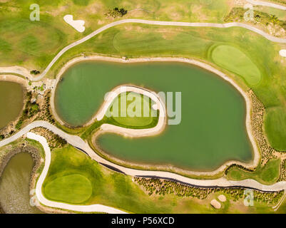 Par 3'île verte entourée d'eau Banque D'Images