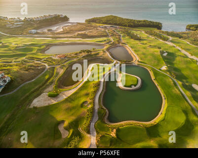 Par 3'île verte entourée d'eau Banque D'Images