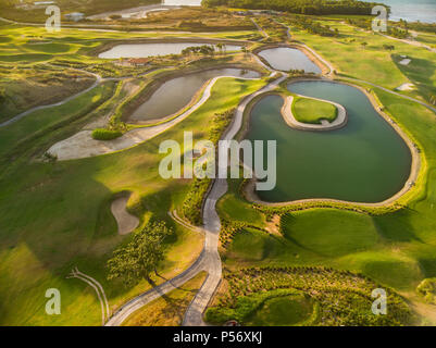 Par 3'île verte entourée d'eau Banque D'Images